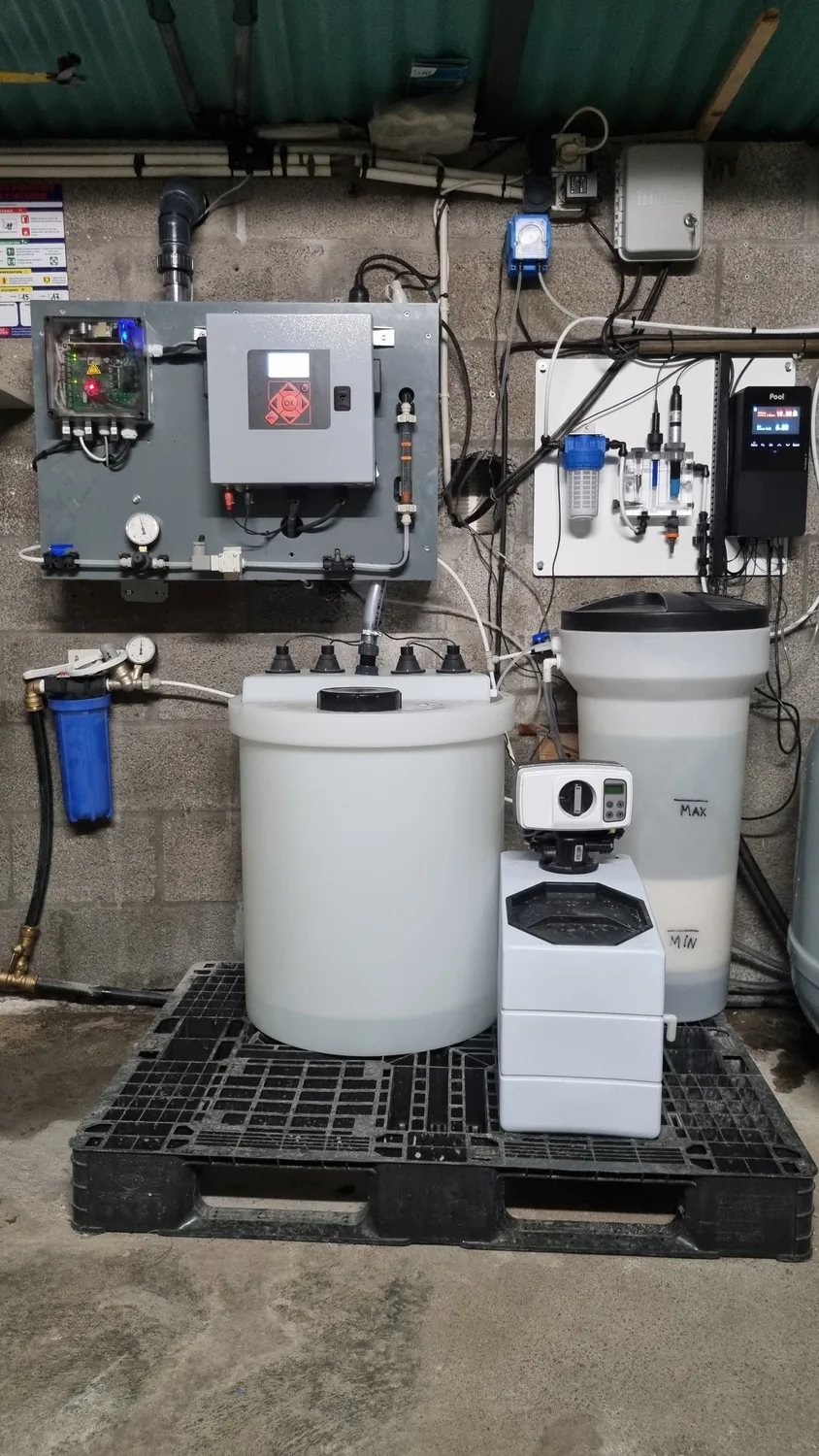 Générateur de chlore in-situ avec son réservoir de solution, son adoucisseur et sa réserve de sel