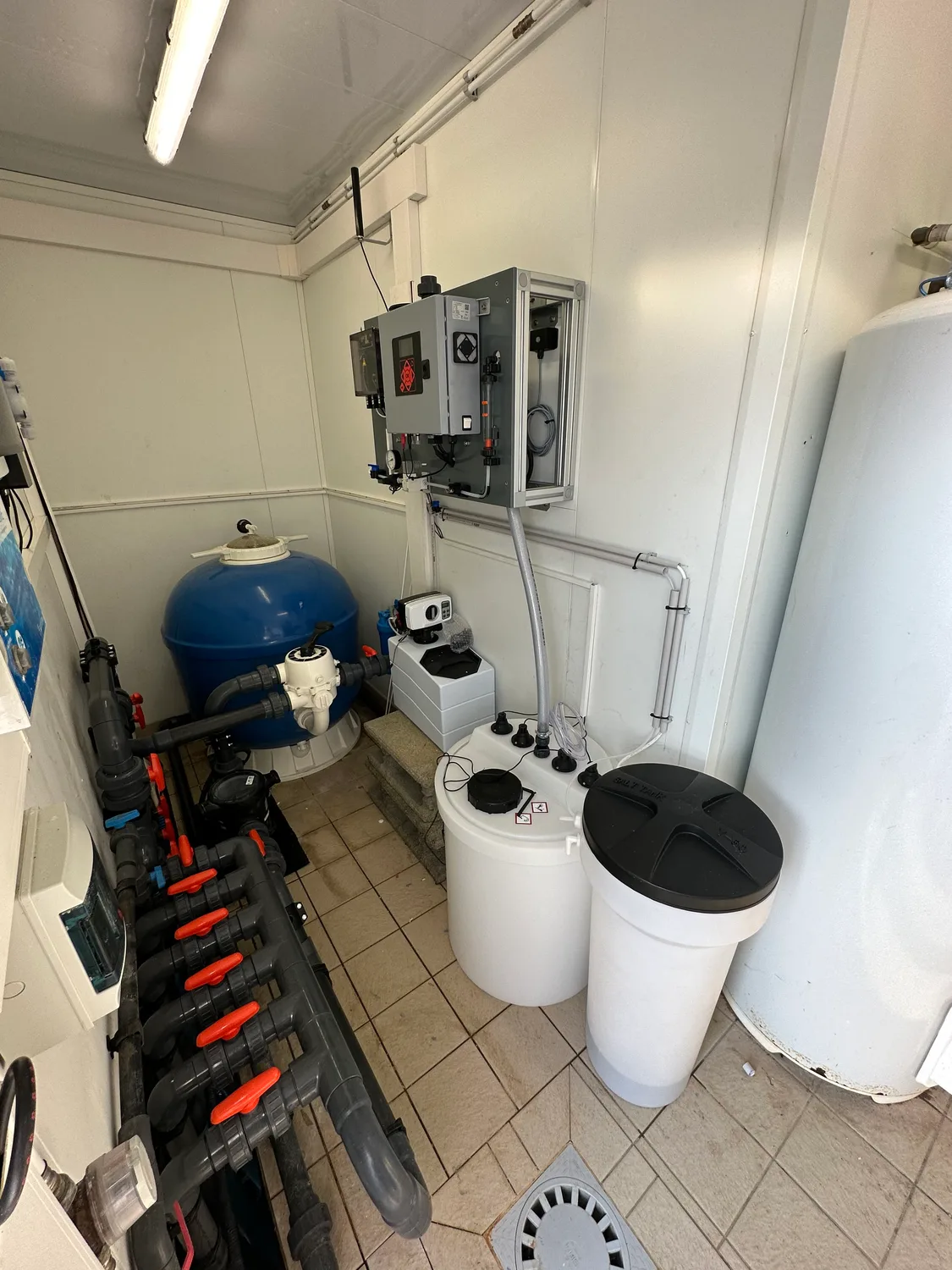 Local technique de piscine avec filtration, adoucisseur, bac à sel et réservoir de solution chlorée